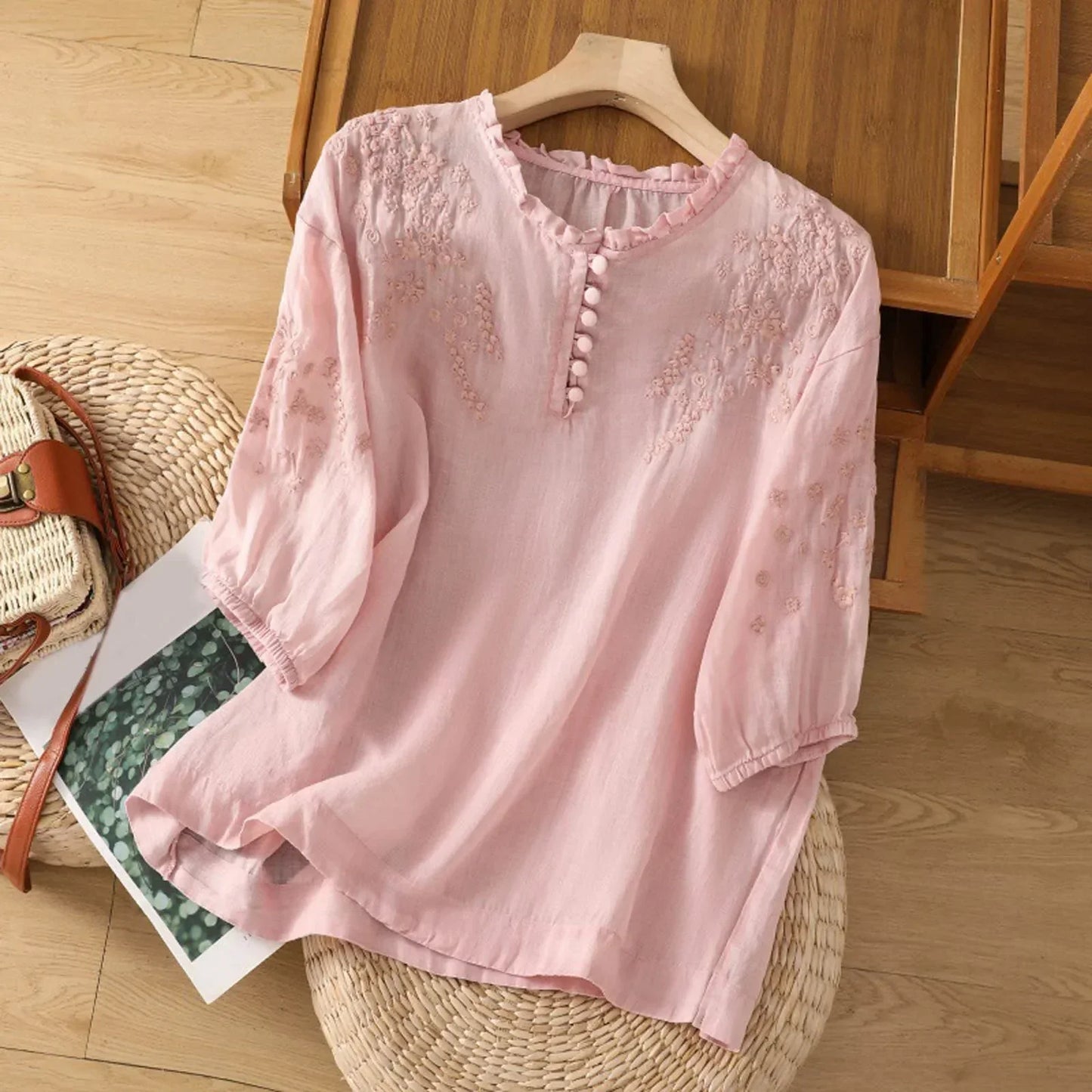 Lilly™ | Broderad blus med knappar